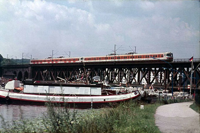 Doppeltraktion BR 420 auf der Brücke 1974